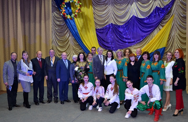 Спільне фото гостей та учасників мистецького заходу